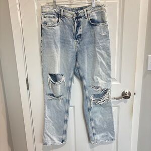Distressed 90’s high waisted boyfriend jeans
